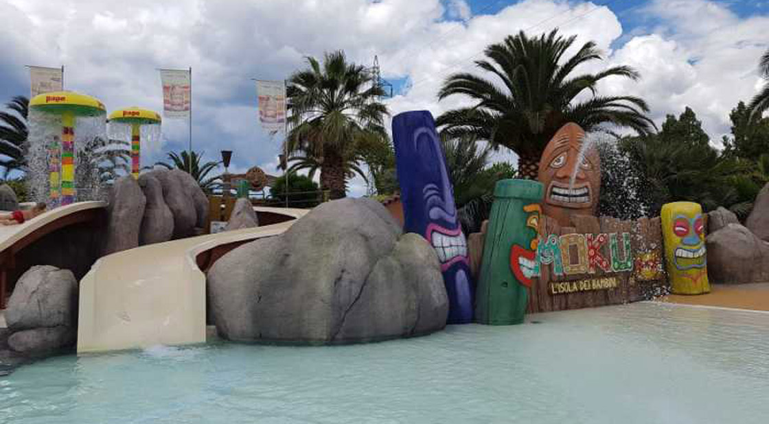 Scenografia a tema con rocce artificiali in una piscina per bambini Piscina per bambini con rocce artificiali e scenografia tematizzata in un parco acquatico