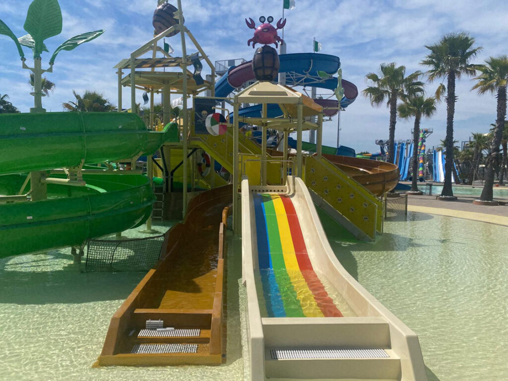 Scivoli acquatici in primo piano, a sezione aperta diametro 890 e a sezione piu larga Wide slide