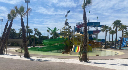 Parte est del castello Korsan con le nuove palme e la bianca sabbia in primo piano